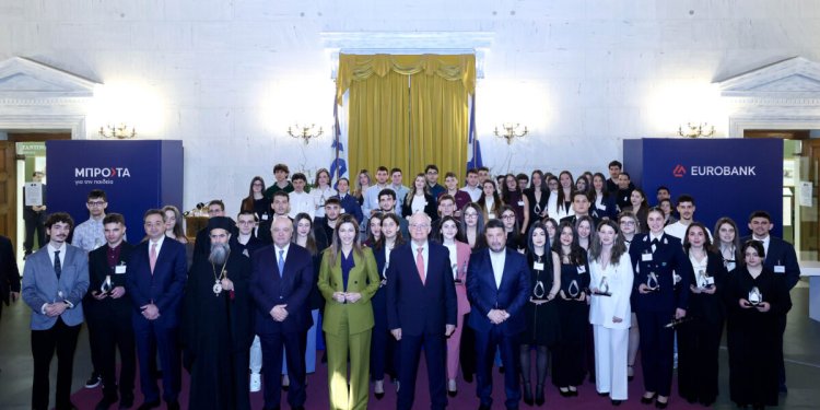 Μπροστά για την Παιδεία – Η Eurobank βράβευσε τους «Πρώτους των Πρώτων» παρουσία του Προέδρου της Δημοκρατίας