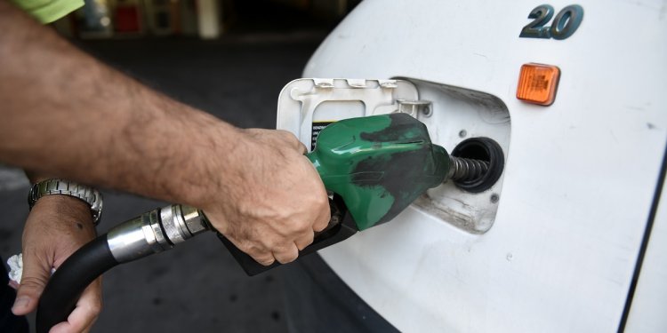 Πέταξαν οι τιμές στα καύσιμα – Βενζίνη στα 2 ευρώ και αυξήσεις έως 35 λεπτά στο diesel από την αρχή της κρίσης