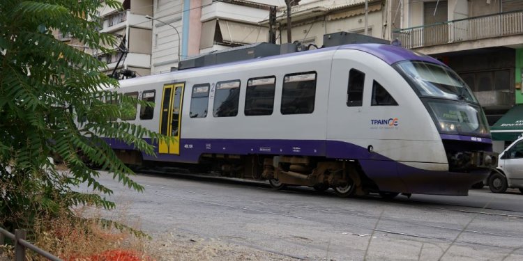Διακοπή σιδηροδρομικής κυκλοφορίας στο τμήμα Αθήνα – Άγιοι Ανάργυροι, λόγω πυρκαγιάς σε κτίριο της οδού Λιοσίων