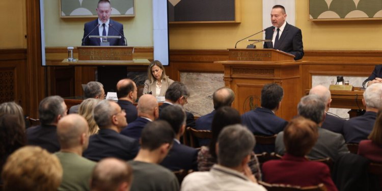 Στουρνάρας (ΤτΕ): Επιβράδυνση της ανάπτυξης στο 1,9%, αύξηση πληθωρισμού στο 3,1% και πρωτογενές πλεόνασμα 3,2% το 2026