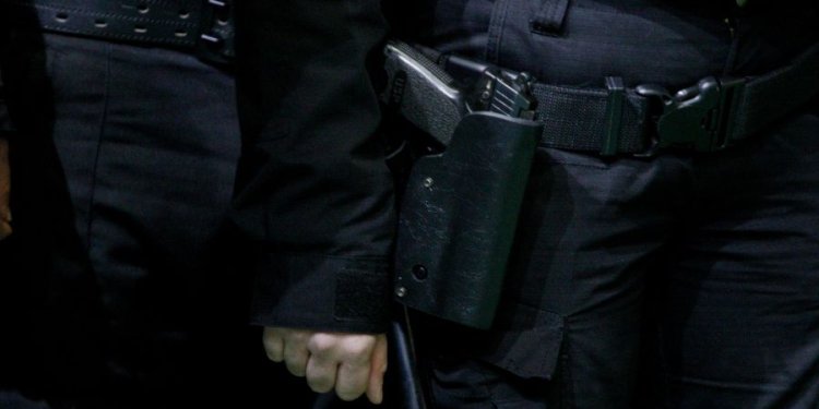 Αστυνομικός συνελήφθη για σεξουαλική παρενόχληση κρατούμενης