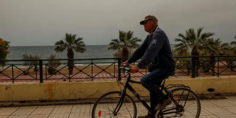 Νεφώσεις και αφρικανική σκόνη την Τρίτη