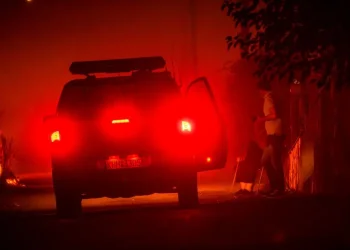 Πυρκαγιά σε χαμηλή βλάστηση στο Πέραμα