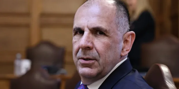 Συνθήματα για τη Μέση Ανατολή στην πολυκατοικία όπου στεγάζεται το δικηγορικό γραφείο του Γ. Γεραπετρίτη