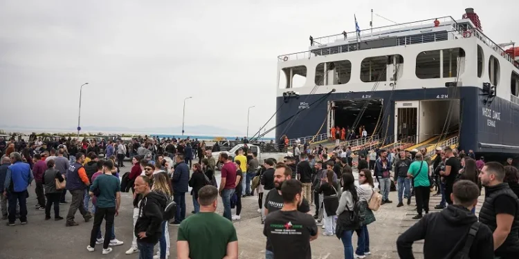 Κατάληψη του καταπέλτη του πλοίου ΝΗΣΟΣ ΣΑΜΟΣ από κτηνοτρόφους – Αναχώρησε με τους μισούς επιβάτες και χωρίς φορτηγά και ΙΧ