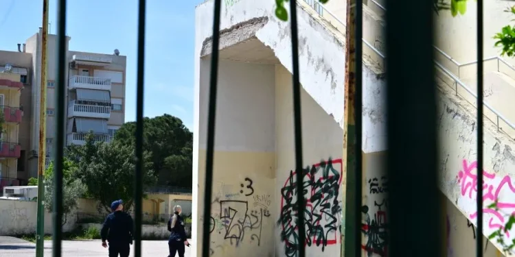 Πολύωρη μάχη των γιατρών για την 13χρονη που έπεσε από μπαλκόνι σχολείου στο Χαϊδάρι – Εξαιρετικά κρίσιμη η κατάστασή της