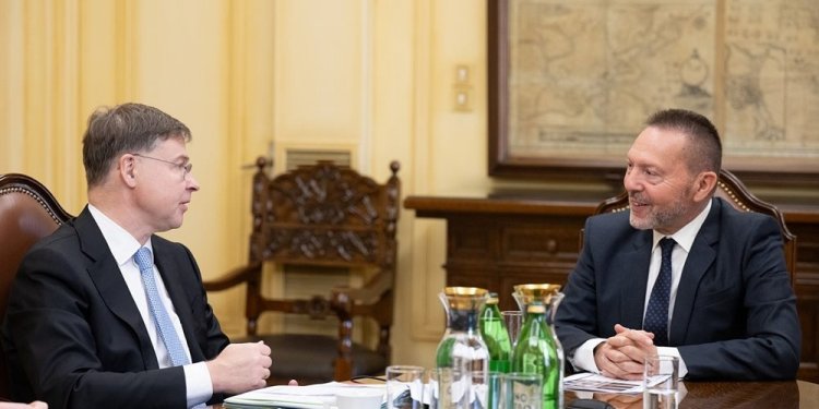 Συνάντηση Στουρνάρα – Ντομπρόβσκις: “Κλήση αφύπνισης” για την Ευρώπη συνιστούν οι τρέχουσες διεθνείς ανατροπές