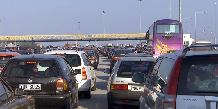 Συνεχίζεται η επιστροφή των Αθηναίων από την έξοδο του Πάσχα – Αυξημένη κίνηση στην Αθηνών – Κορίνθου