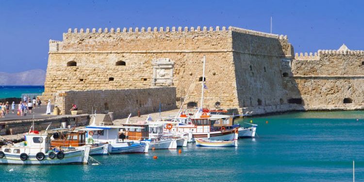 Θανάσιμος τραυματισμός ηλικιωμένου, που έπεσε από τα ενετικά τείχη.