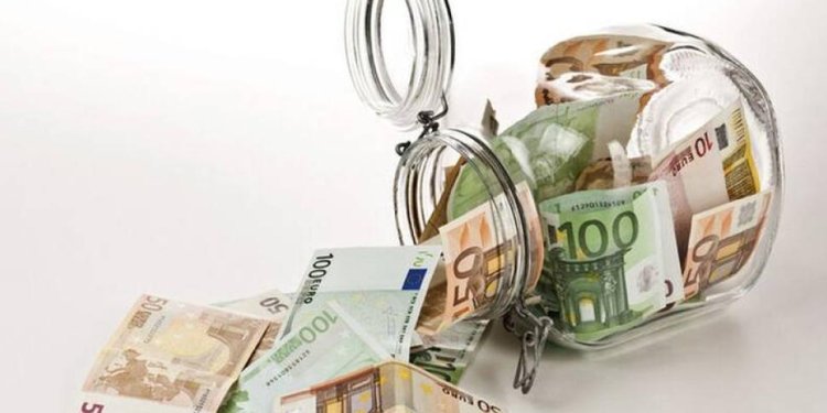 ΤτΕ: Έκρηξη καταθέσεων τον Μάρτιο: +2,1 δισ. ευρώ και επιτάχυνση της χρηματοδότησης στην οικονομία