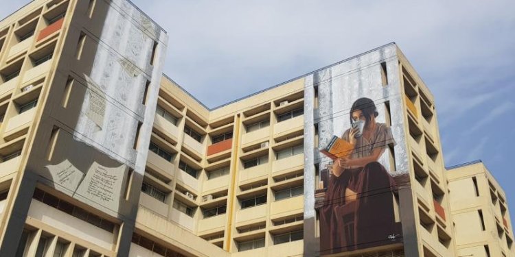 Από τα έδρανα της Φιλοσοφικής στην τάξη του TikTok