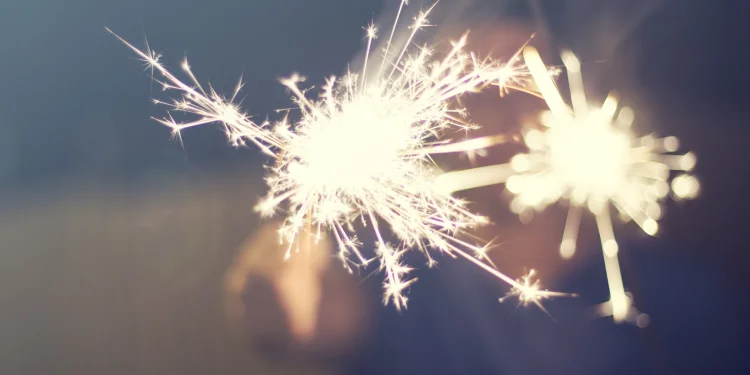 Περισσότερα από 500 πυροτεχνήματα και 300 κροτίδες εντοπίστηκαν και κατασχέθηκαν σε κατάστημα στο Κερατσίνι – Συνελήφθη 46χρονος