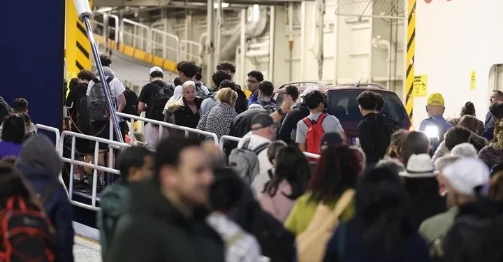 Σε πλήρη εξέλιξη η πασχαλινή έξοδος – Έκτακτα μέτρα στις εθνικές οδούς, αυξημένη κίνηση στα λιμάνια