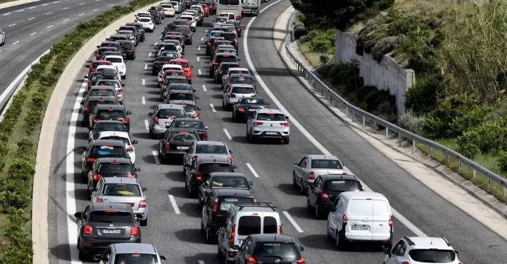 Σε εξέλιξη η έξοδος για το Πάσχα, η μαζικότερη των τελευταίων ετών – Ομαλοποιήθηκε η κίνηση στην Αθηνών – Κορίνθου