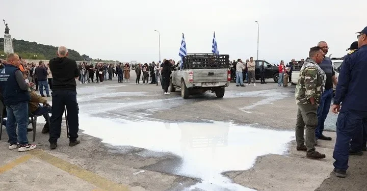 Κλιμακώνουν τις κινητοποιήσεις τους οι κτηνοτρόφοι του νησιού