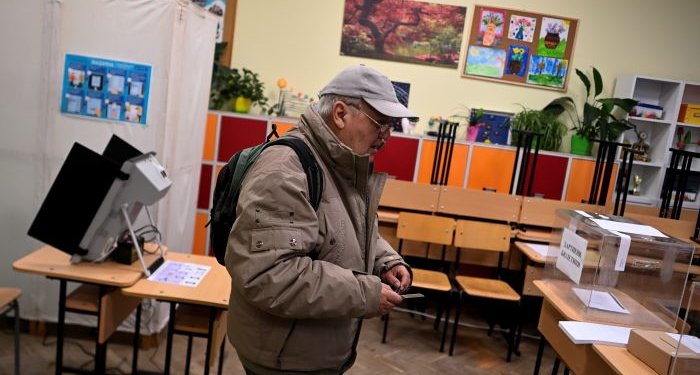 ΚΑΤΑΙΓΙΔΑ- Δημοσκόπηση Metron Analysis: Πτώση 2,5 μονάδων της ΝΔ – 1 στους 4 στην «γκρίζα ζώνη»