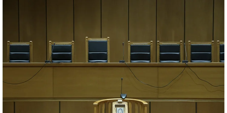 Στο εδώλιο εκ νέου οι τέσσερις επιχειρηματίες που καταδικάστηκαν για τις τηλεφωνικές παρακολουθήσεις Στο εδώλιο εκ νέου οι τέσσερις επιχειρηματίες που καταδικάστηκαν για τις τηλεφωνικές παρακολουθήσεις