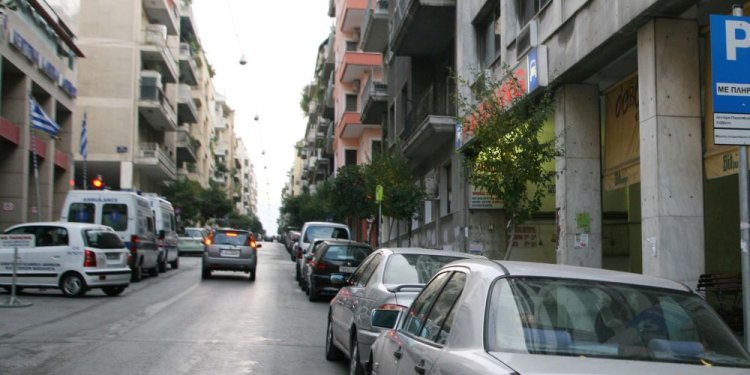 Ένταλμα σύλληψης για τον 59χρονο που ξυλοκόπησε 23χρονη για μια θέση πάρκινγκ στο Παγκράτι