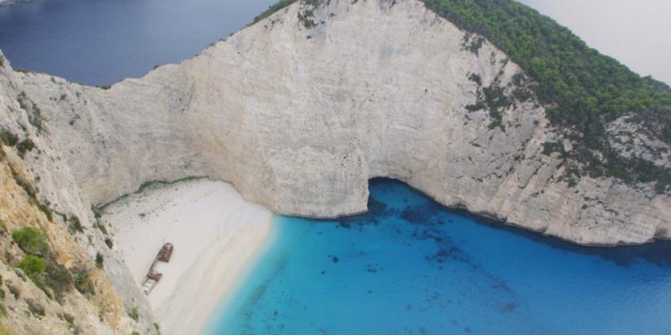 Άνδρας έπεσε στο Ναυάγιο Ζακύνθου – Έχει τις αισθήσεις του – Σε εξέλιξη επιχείρηση διάσωσης