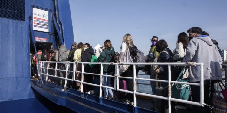 Ξεκίνησε η έξοδος των εκδρομέων – Με 90% πληρότητα φεύγουν τα πλοία – Ουρές χιλιομέτρων στον Κηφισό