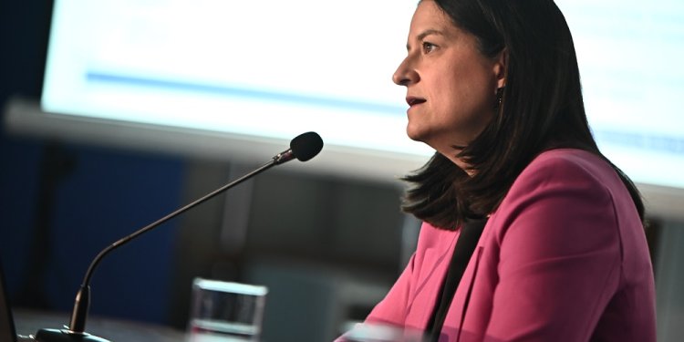 Βρετανία: Παρουσίαση της ελληνικής αγοράς εργασίας από τη Ν. Κεραμέως στο London School of Economics