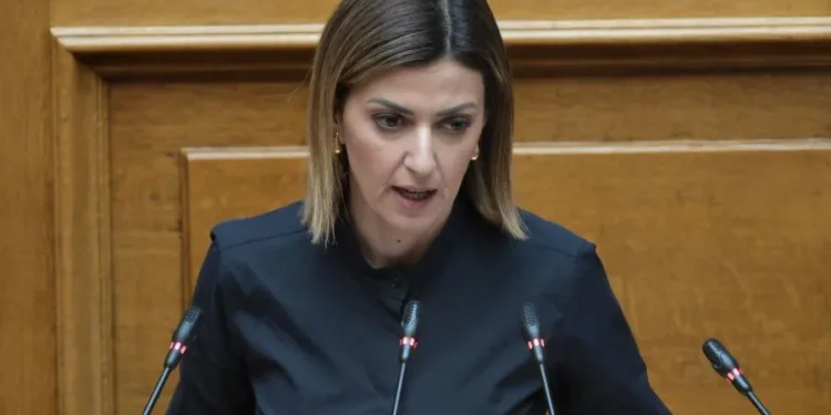 Εσπευσμένα στο νοσοκομείο η Ειρήνη Αγαπηδάκη – Ένιωσε ξαφνικά αδυναμία στη Βουλή