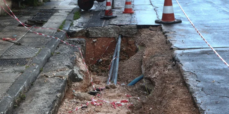 Σύνταγμα: Έσπασε αγωγός ύδρευσης – Με δυσκολία η κυκλοφορία στην Καραγιώργη Σερβίας