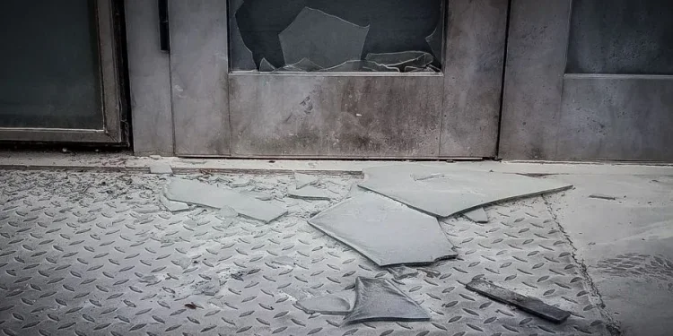 Μικρές φθορές σε παράρτημα του ΟΠΕΚΕΠΕ στην Ομόνοια από εμπρηστική επίθεση