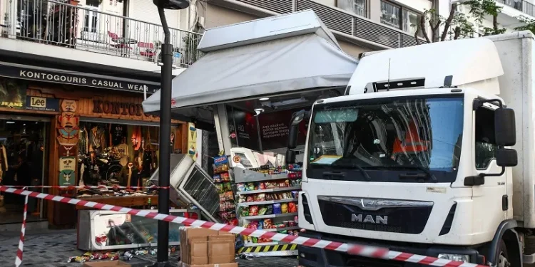 Θεσσαλονίκη: Φορτηγό έπεσε πάνω σε περίπτερο στον πεζόδρομο της Αγ. Σοφίας