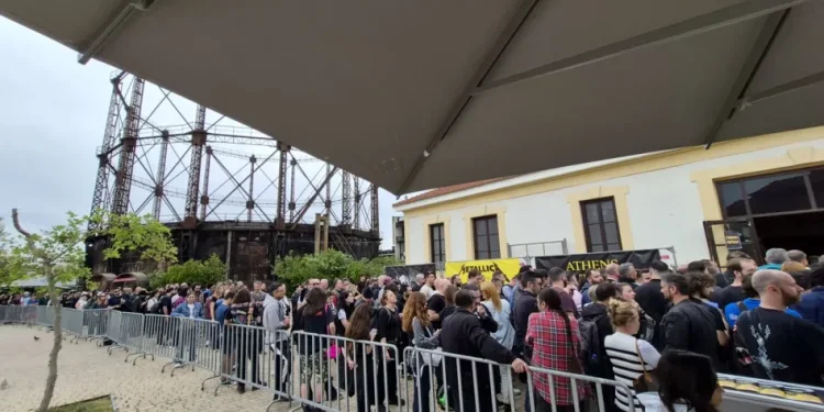 Αδιανόητες ουρές στην Τεχνόπολη για το pop up shop των Metallica- Περισσότερες από 4 ώρες αναμονής