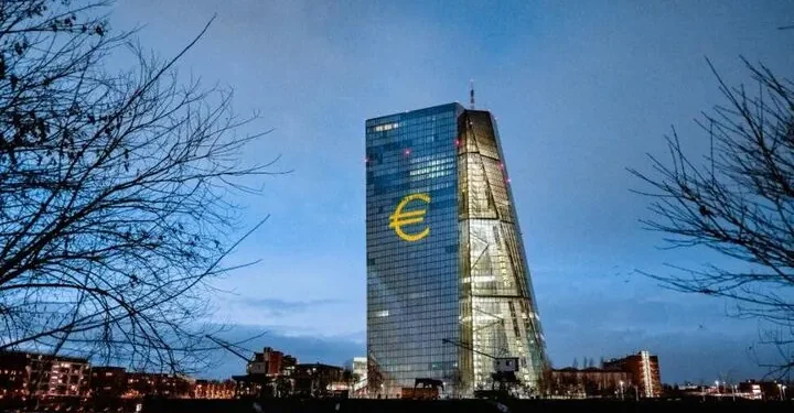 EKT: Διατήρησε αμετάβλητα τα επιτόκια εν μέσω υψηλής αβεβαιότητας