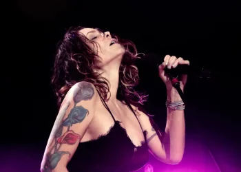 Η εκρηκτική Beth Hart έρχεται στο Δημοτικό Θέατρο Λυκαβηττού