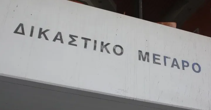 Αλλαγές στην αίθουσα διεξαγωγής της δίκης για τα Τέμπη – Αναρτήθηκε η νέα κάτοψη και η συμπληρωματική πράξη