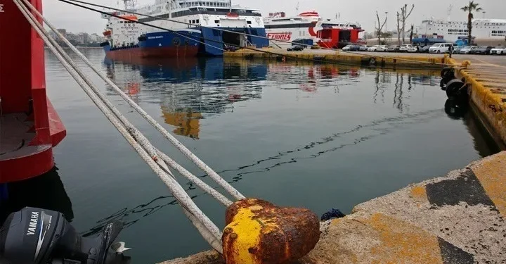 Αυτοκίνητο έπεσε στη θάλασσα στην πύλη Ε2 του Πειραιά – Σώος ο 89χρονος οδηγός