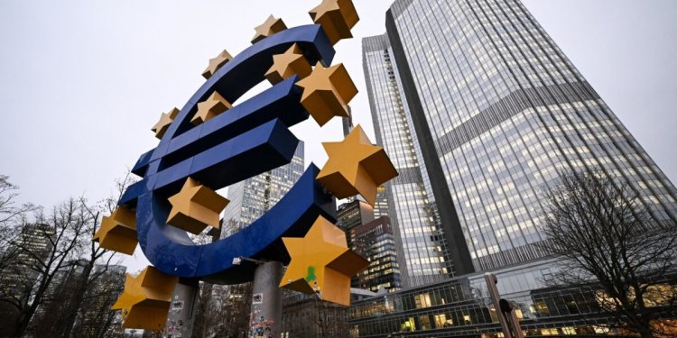 ΕΚΤ και Τράπεζα Αγγλίας ακολούθησαν τις ΗΠΑ. Πάγωμα επιτοκίων λόγω πολέμου, πληθωρισμός στο 3% στην Ευρωζώνη