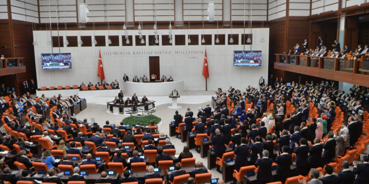 Υψηλοί τόνοι από την Τουρκία: Φέρνει στη Βουλή τη «Γαλάζια Πατρίδα» με απειλή Casus Belli