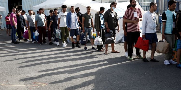 Politico: Στο μικροσκόπιο της Ευρωπαϊκής Εισαγγελίας κονδύλια για την κατασκευή κέντρων υποδοχής μεταναστών στην Ελλάδα