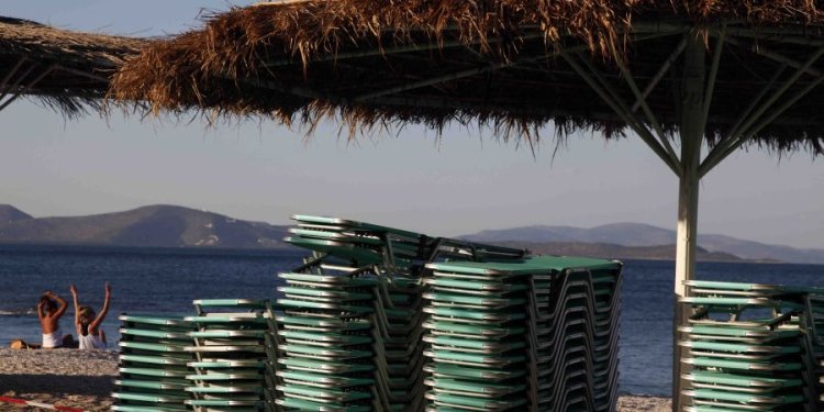 Ανάβυσσος: Συνελήφθη 72χρονος για παράνομη κατάληψη παραλίας με 200 ομπρέλες και 400 ξαπλώστρες