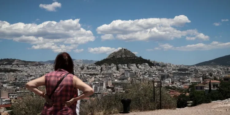 Δήμος Αθηναίων: Αποχλόαση και αντιπυρική θωράκιση σε λόφους και άλση της Αθήνας