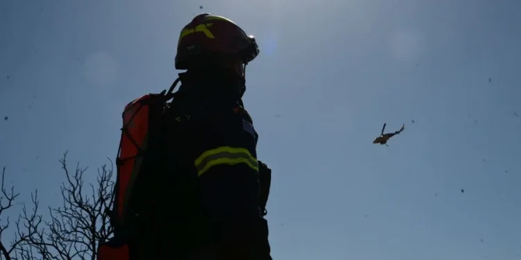 Φωτιά στα Σπάτα – Επιχειρούν ισχυρές πυροσβεστικές δυνάμεις