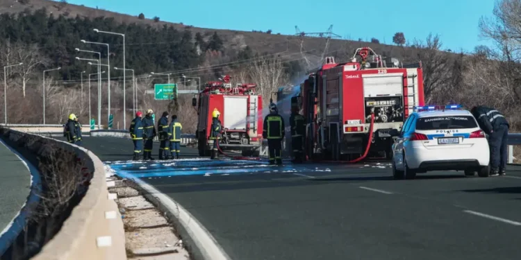 Υπό έλεγχο η φωτιά στους Αγίους Θεοδώρους – Άνοιξε η Εθνική Οδός Αθηνών–Κορίνθου