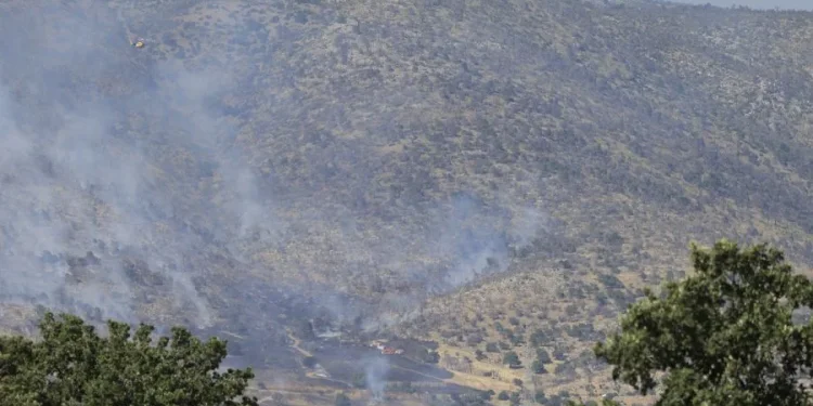Σε ύφεση η πυρκαγιά στον Ασπρόπυργο – Ξεκίνησε από σημείο με ελαστικά, απορρίματα και ογκώδη αντικείμενα – Εντοπίστηκε από drone