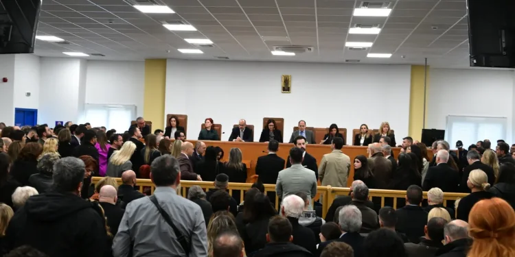 Δίκη για τα Τέμπη: Ένταση μεταξύ συγγενών θυμάτων και Ζωής Κωνσταντοπούλου – Αυτοσυγκράτηση ζήτησε η πρόεδρος