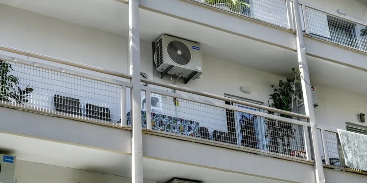 Προφυλακίστηκε ο 41χρονος για τη δολοφονία της συζύγου του – Αποδοκιμασίες έξω από τα δικαστήρια