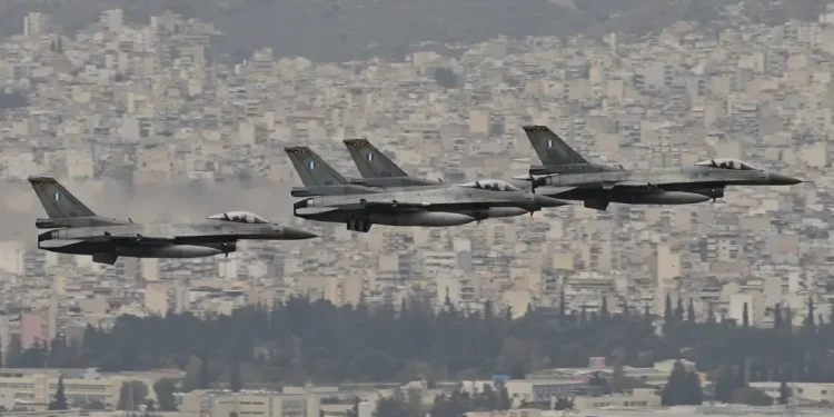 ΓΕΑ: Διελεύσεις αεροσκαφών πάνω από τον Αττική σήμερα στις 10:00 το πρωί