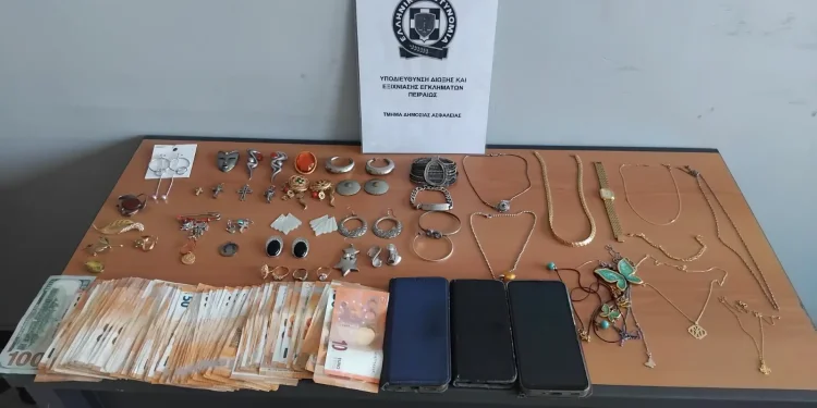 Συνελήφθη 30χρονος μέλος σπείρας – Έκαναν απάτες παριστάνοντας τους αστυνομικούς Συνελήφθη 30χρονος μέλος σπείρας – Έκαναν απάτες παριστάνοντας τους αστυνομικούς
