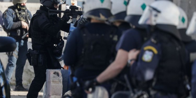 Σε εξέλιξη μεγάλη αστυνομική επιχείρηση στην Αττική για την εξάρθρωση εγκληματικής οργάνωσης
