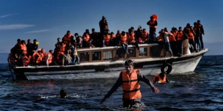 Επιχείρηση περισυλλογής 192 αλλοδαπών από αλιευτικό σκάφος νότια των Καλών Λιμένων Κρήτης