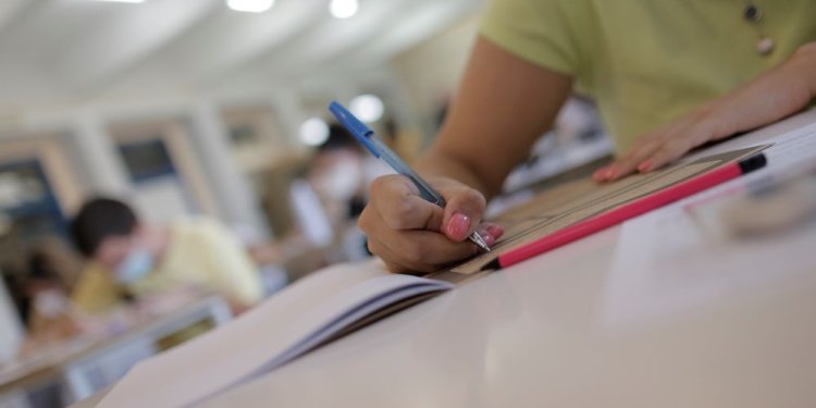 Πανελλαδικές: ΕΔΕ για τα θέματα που δόθηκαν στα Νέα Ελληνικά σε 2 υποψηφίους ΕΠΑΛ – Εξετάστηκαν στα ίδια με των υποψηφίων ΓΕΛ