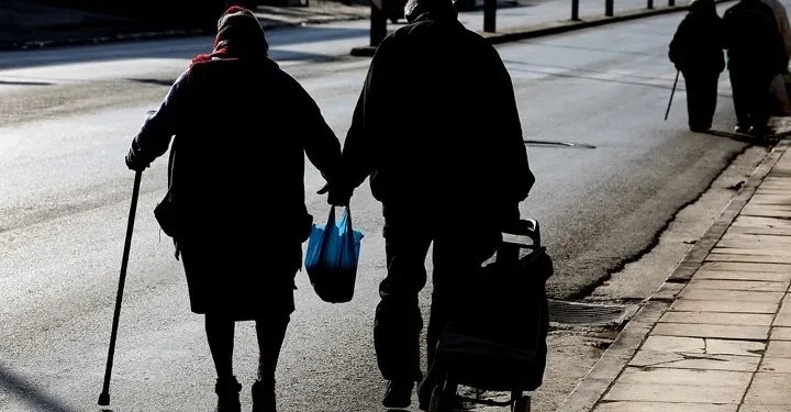 Οι άνθρωποι ζουν περισσότερο, αλλά περνούν πολλά χρόνια με προβλήματα υγείας – Τα στοιχεία για την Ελλάδα
